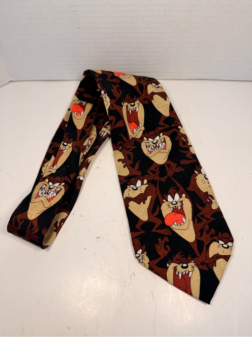 Vintage 1995 Looney Tunes
Mania Warner Bros.
Tasmanian Devil 100% Silk